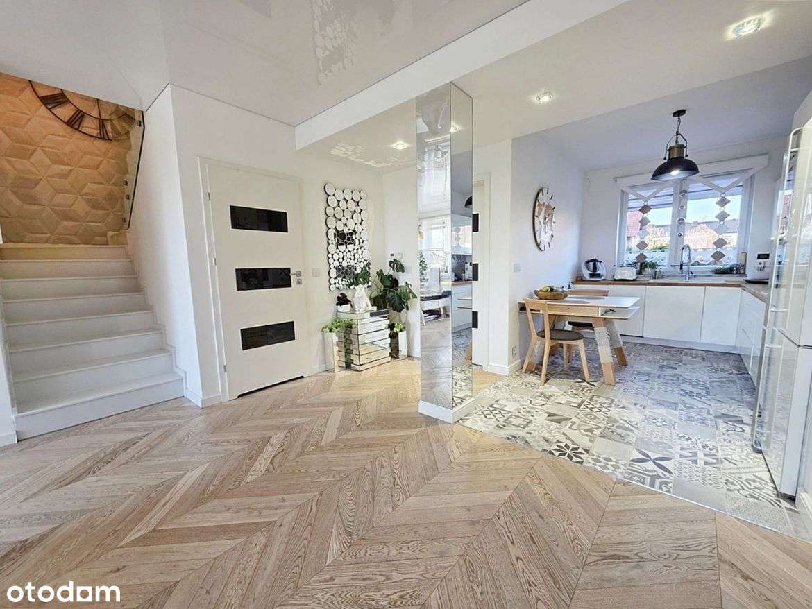 Elegancki, doskonale zaprojektowany dom z 4 sypialniami i garażem-12