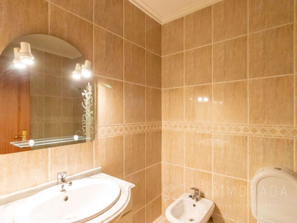 Apartamento T3 em Sanguedo em Edifício Modernizado e Ótimos Acessos-16