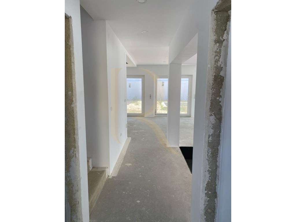 Moradia isolada T4 por terminar na Charneca da Caparica-13