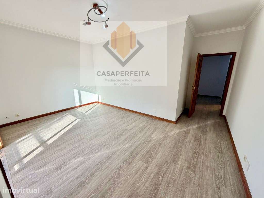 Apartamento T1 com Varanda e Lugar de Garagem - Canelas-3
