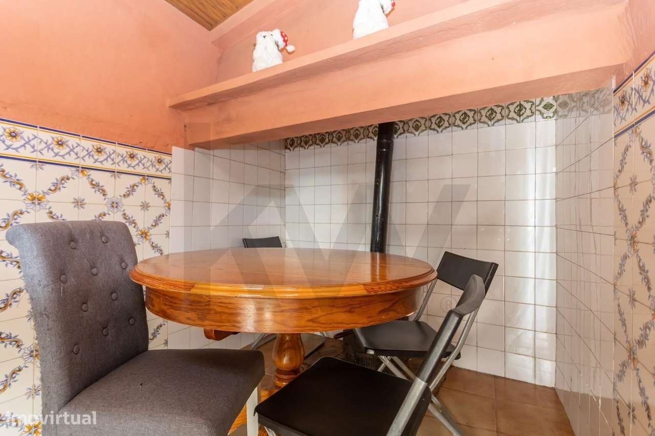 Moradia T2  com Garagem  e anexos inserida num lote de 1500 m2 de ter-30