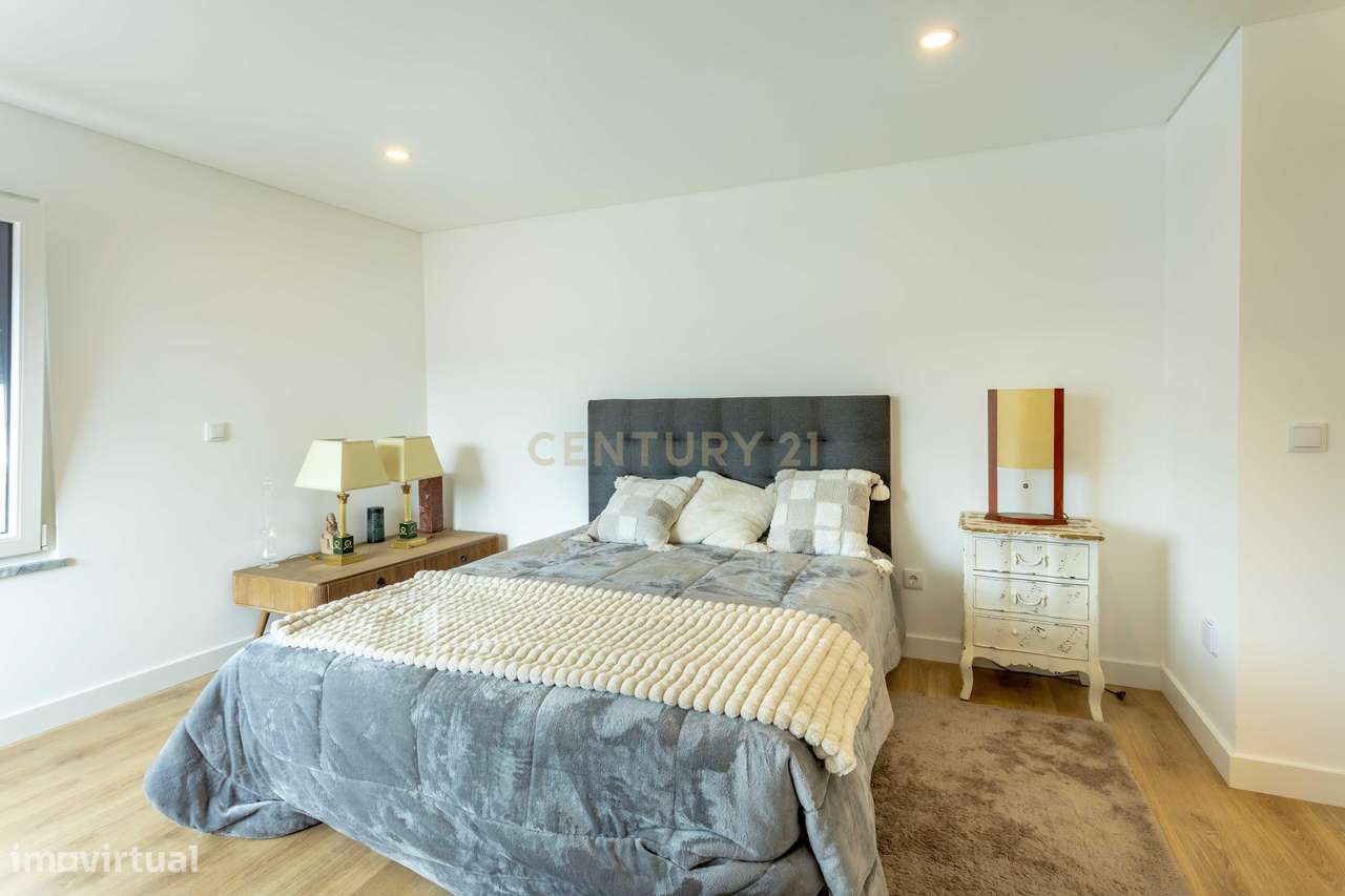 Moradia V4 isolada de arquitetura contemporânea com piscina, com vista-15