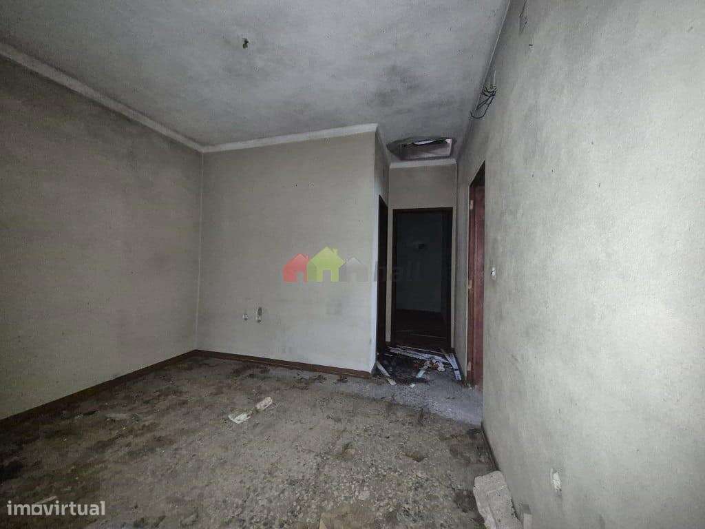 Lote de terreno urbano com moradia T3 e garagem em Palmela-9