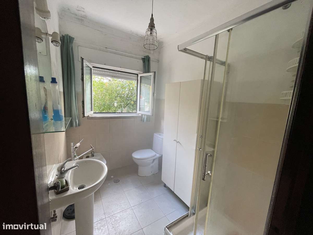 Moradia com 320m² de terreno e potencial incrível.-8