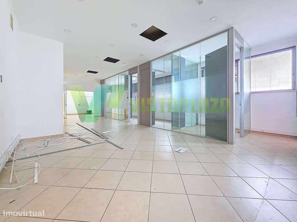 Loja em Portimão com 277 M2 e 2 lugares de estacionamento na Horta ... - Grande imagem: 2/25