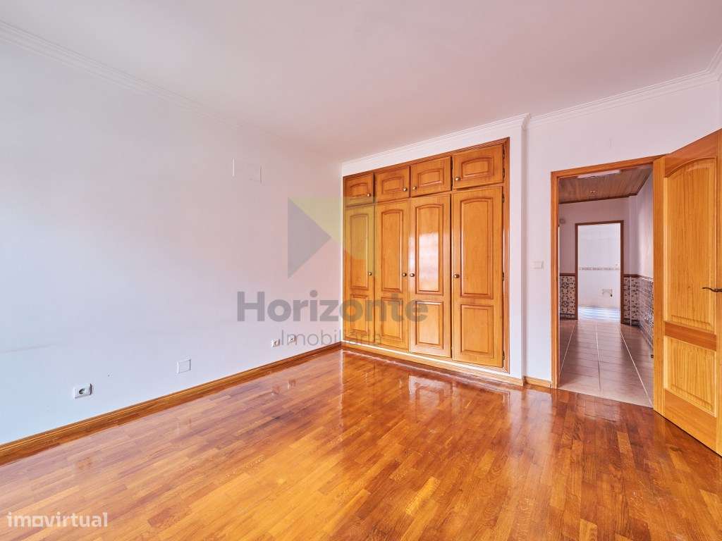 Moradia T4 com Excelente Localização-3