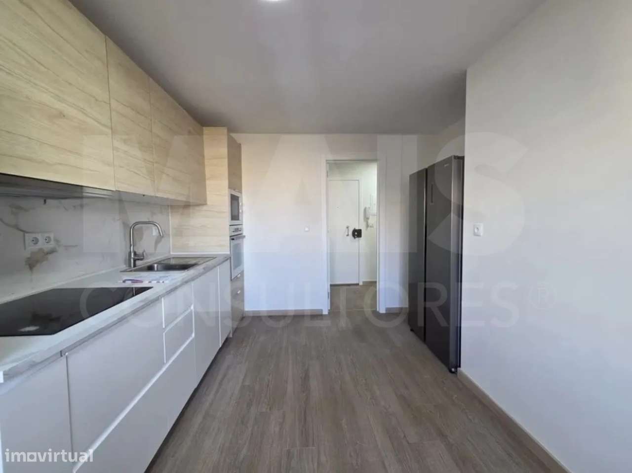 T2 Renovado, R/C Alto, Excelente Localização - Grande imagem: 2/9