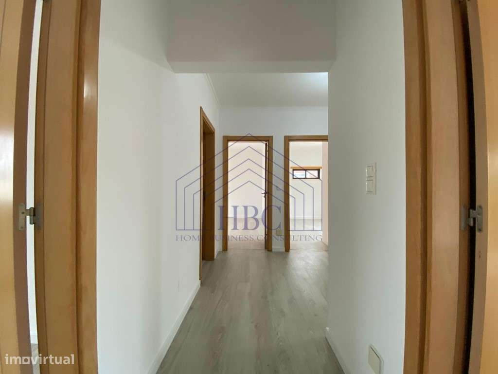 Moradia T5 Moderna e Remodelada no Feijó - Espaço, Conforto e Exclu...-49