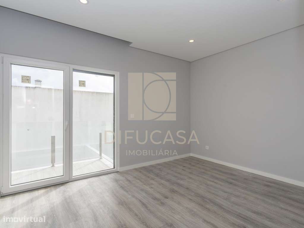 Moradia Com Garagem e Piscina Pronta a Habitar-22