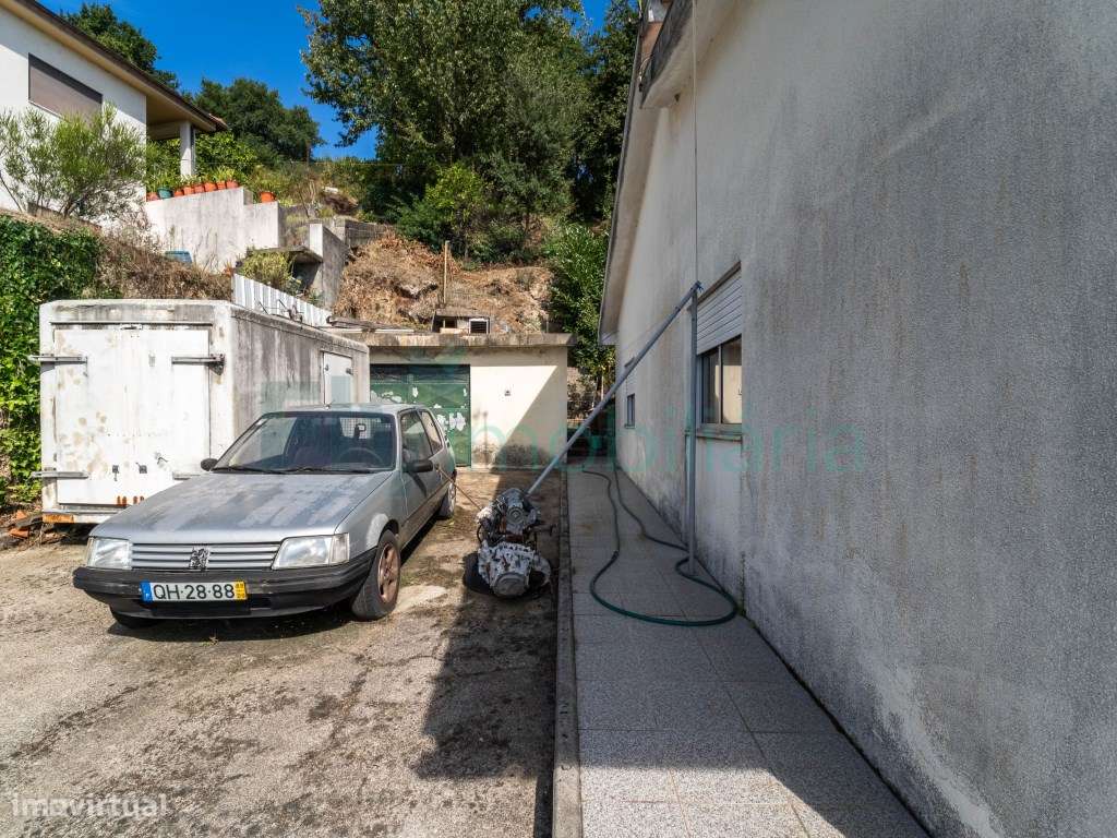 MORADIA TÉRREA COM GRANDE POTENCIAL | GARAGEM E JARDIM-20