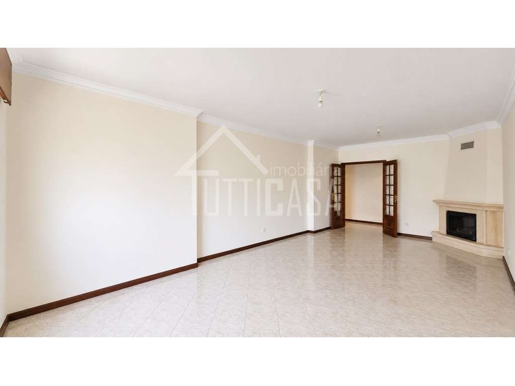 Apartamento T2 com elevador e parqueamento no Algueirão-1