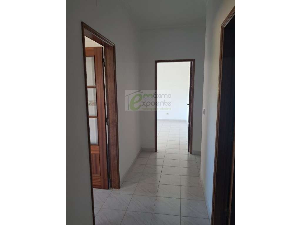 Arrenda-se Apartamento T2 - 3º andar - Com elevador T. Novas - Grande imagem: 3/11