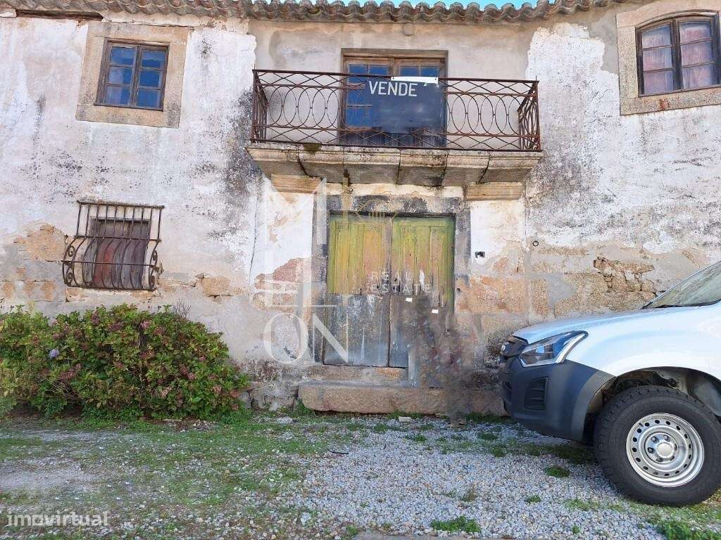 Casa em pedra com áreas generosas para renovação total. - Grande imagem: 3/5