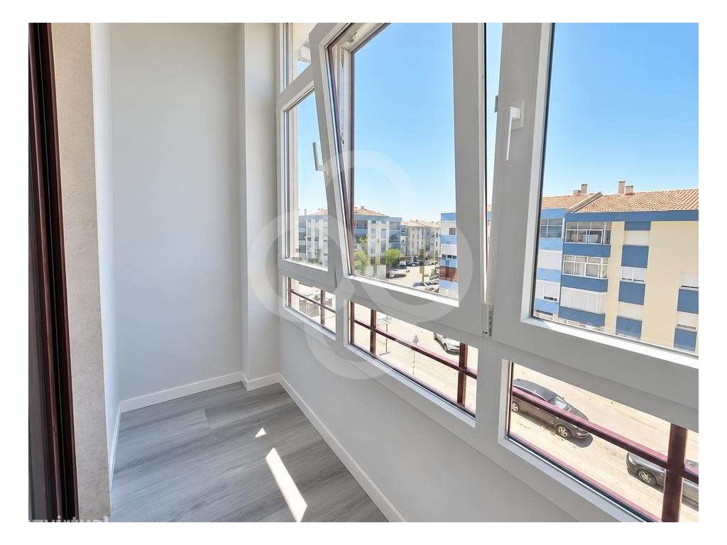 Totalmente remodelado, apartamento T4 com varanda no centro da Amor...-7