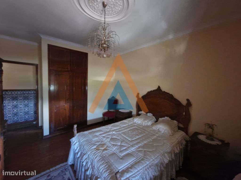 Excecional casa com 3 pisos e anexos, amplos espaços, possibilidade...-16