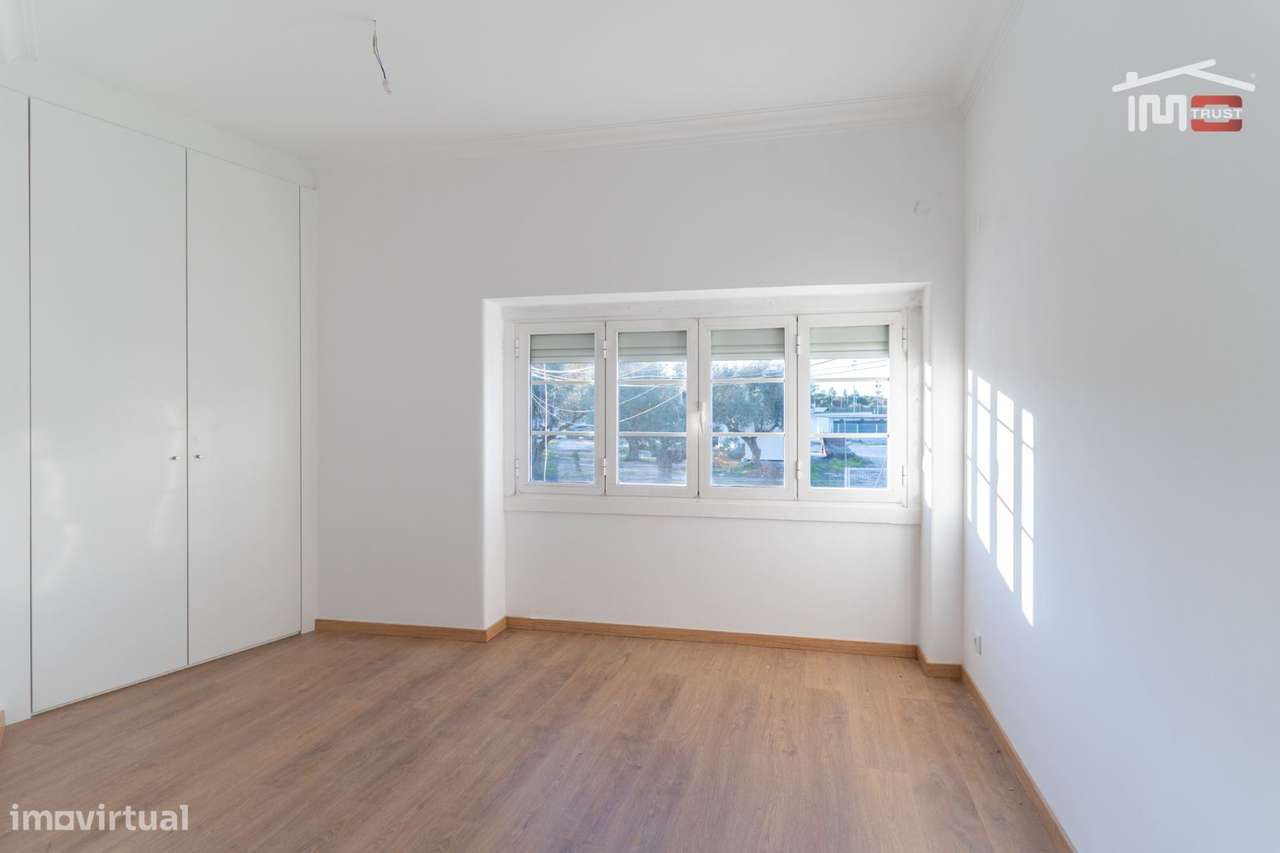 OPORTUNIDADE INVESTIMENTO - APARTAMENTO T4 CONVERTIDO EM T5 COM TER... - Grande imagem: 3/30