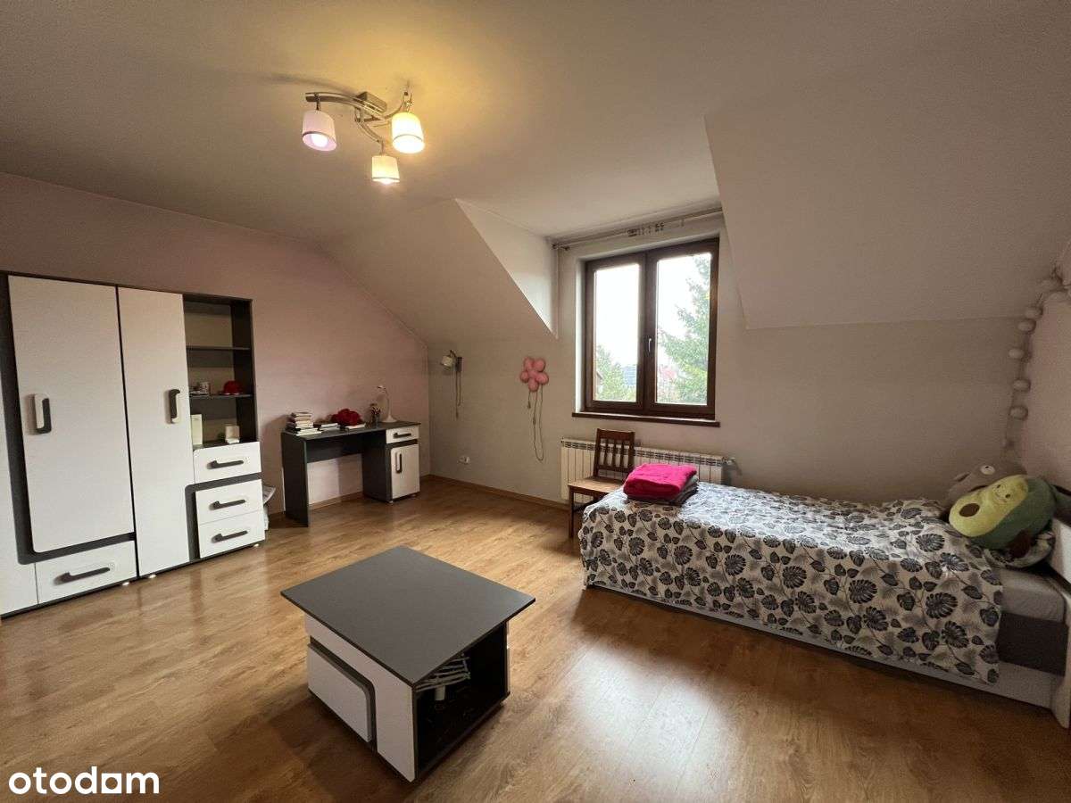 Funkcjonalny dom w dobrej lokalizacji-11