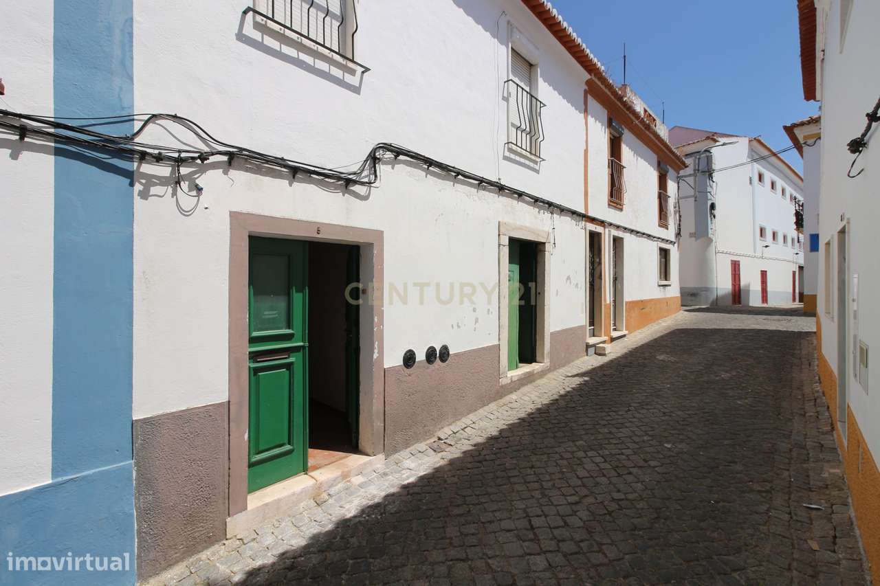Apartamento e arrumos para venda em Borba-1