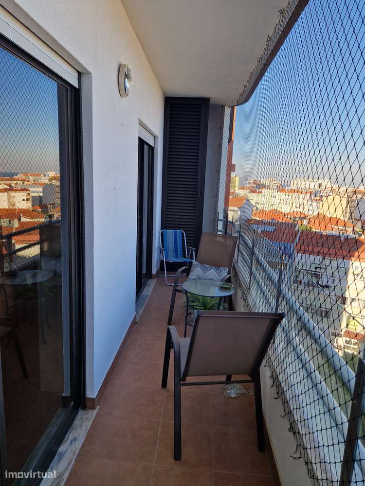 T3 Luxo (T3+T3 ligados/2 Fracções) com 3 Boxes Vistas - Almada Centro-40