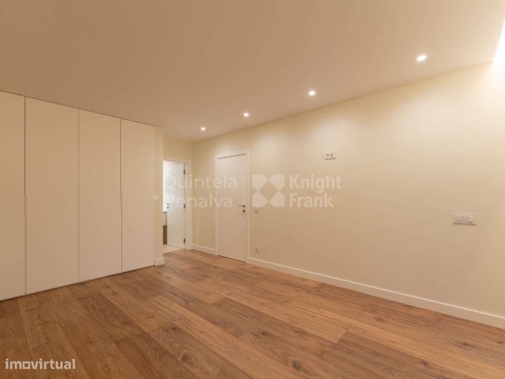 Apartamento T3 com garagem junto ao centro de Cascais-16