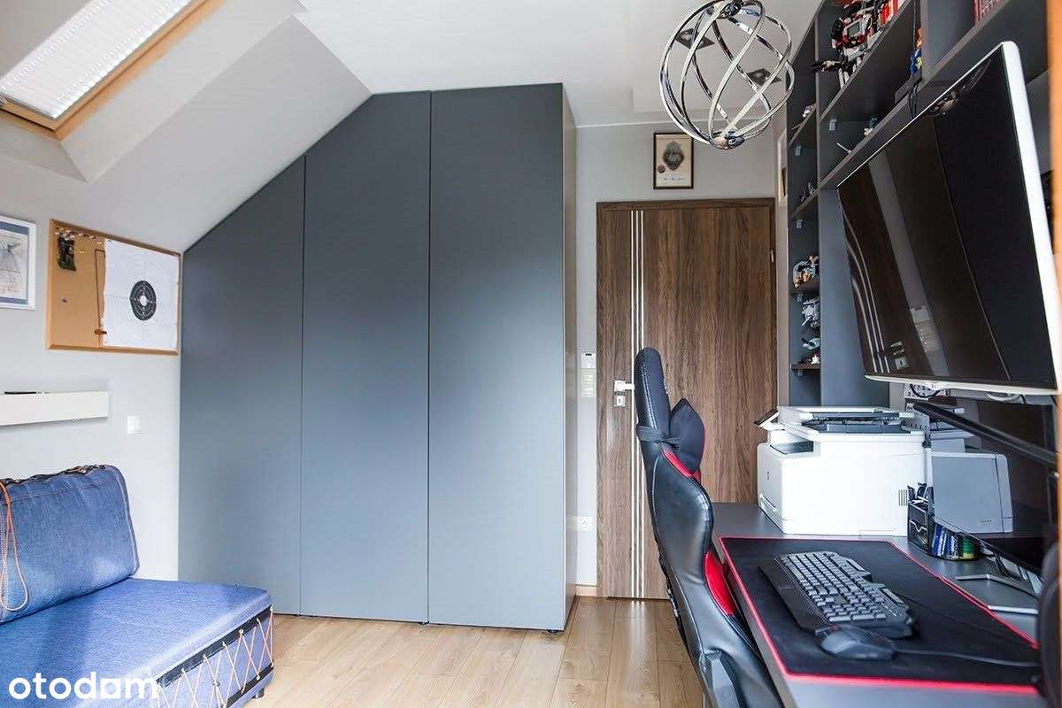 Elegancki Dom z Basenem, Domkiem dla Gości-16