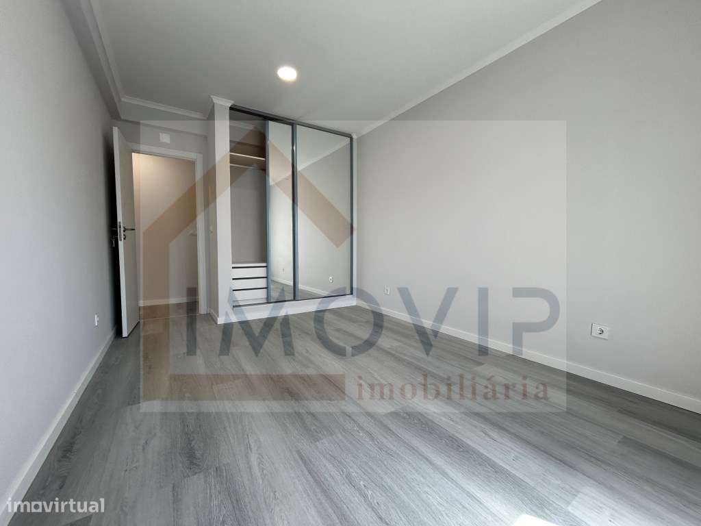 Apartamento T4 Totalmente Remodelado na Amora-12