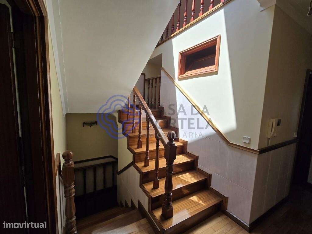 Moradia T3 com varanda, aproveitamento de sótão com Luz direta e terr - Grande imagem: 5/32