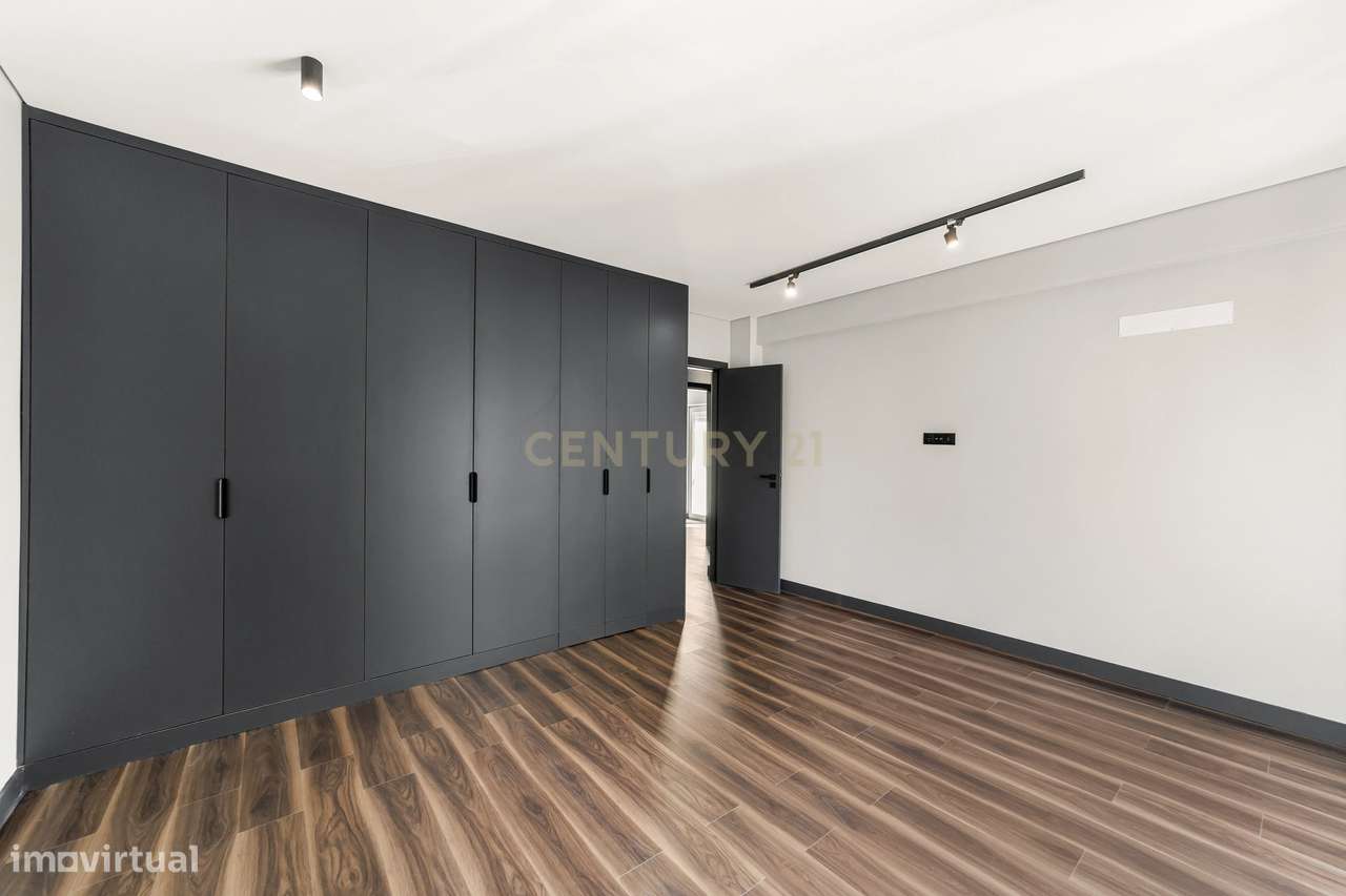 Espaçoso Apartamento T3 Totalmente Renovado em prédio com elevador no-26