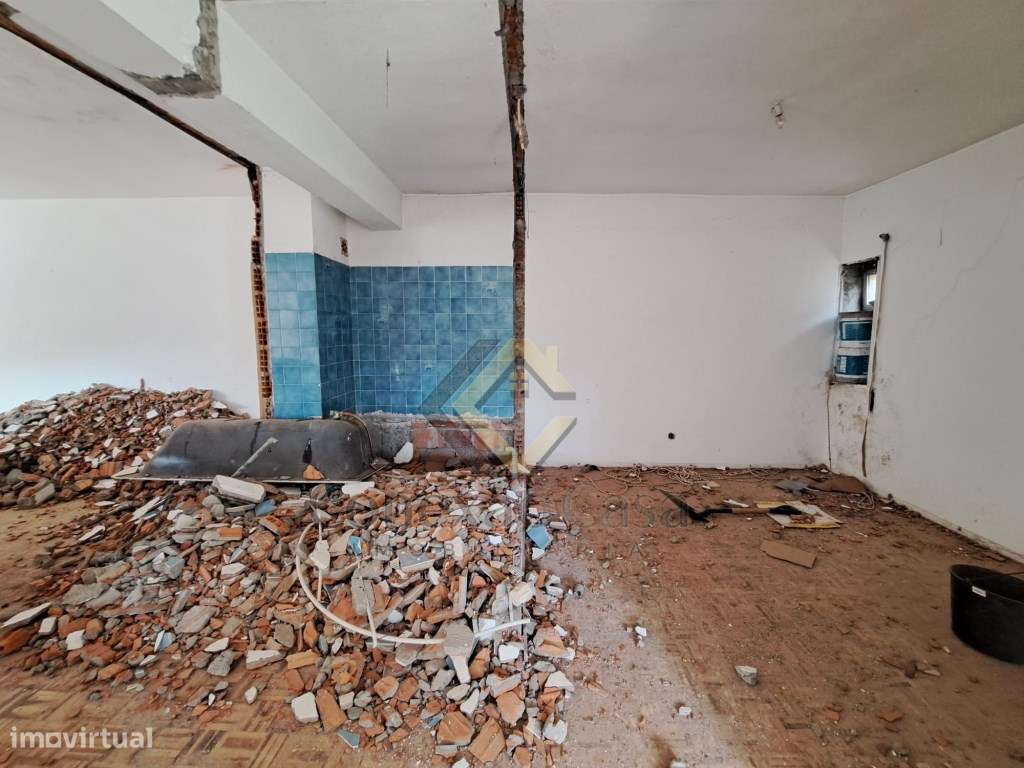 Apartamento T3 para remodelar em Oliveira do Douro - Grande imagem: 4/11