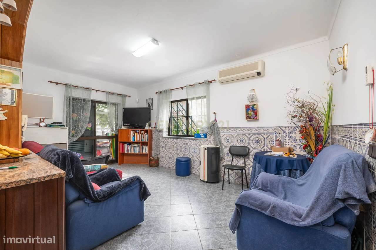 Moradia T5 com sótão + Anexo T1 + Estúdio | Garagem | Santa Apolónia-6