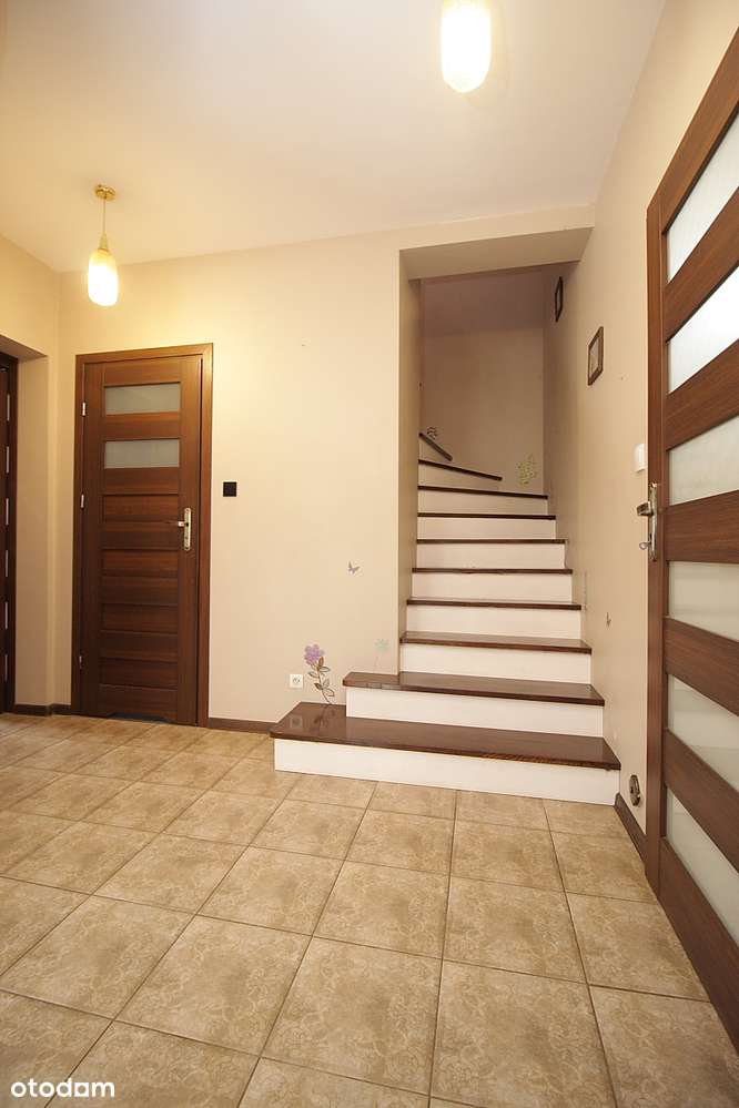 Promnice , nowy dom wolnostojący z pięknym ogrodem , garaż ,-9