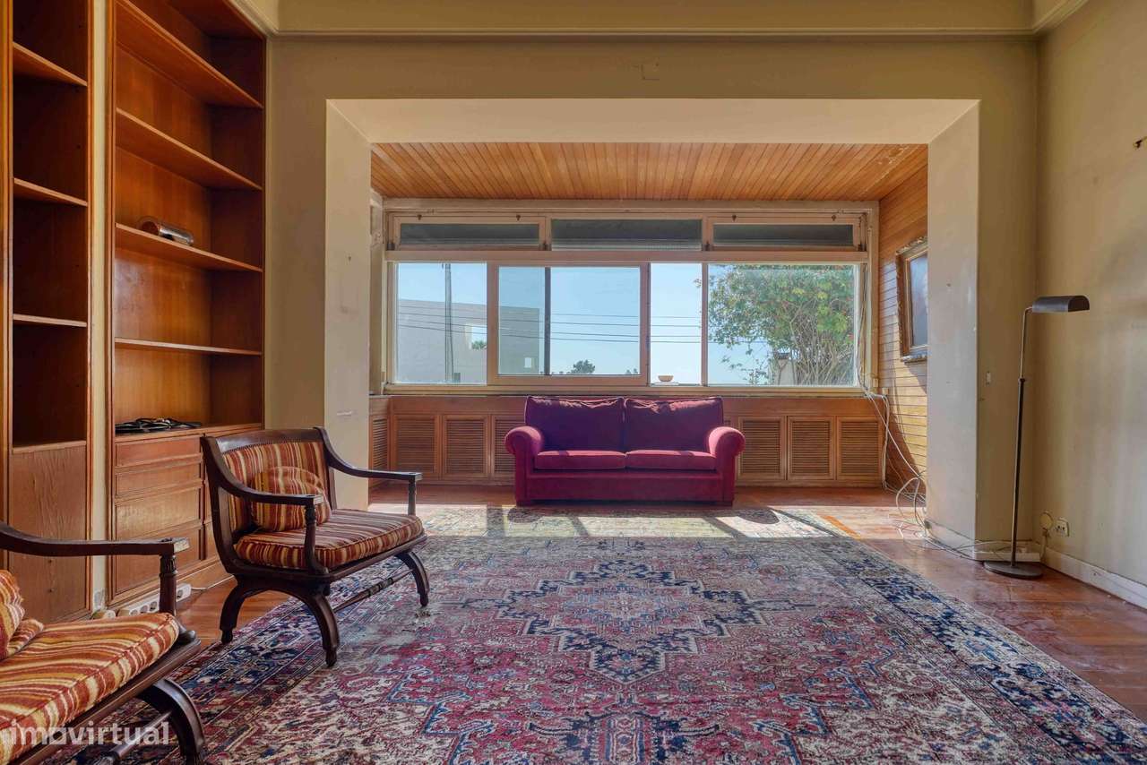 Moradia para recuperar no centro do Estoril, com piscina e vista mar-24