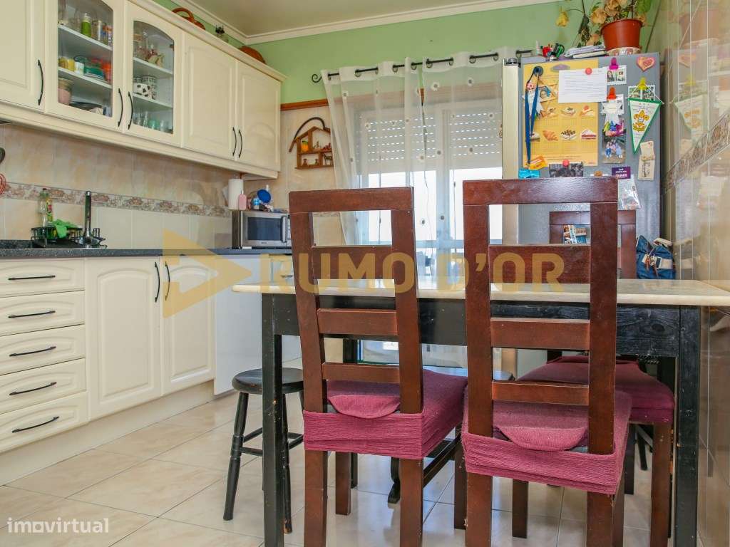 Apartamento T2 em excelente estado de conservação a 2 minutos da A1-5