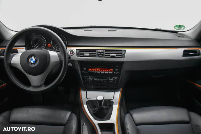 BMW Seria 3 330i - 12