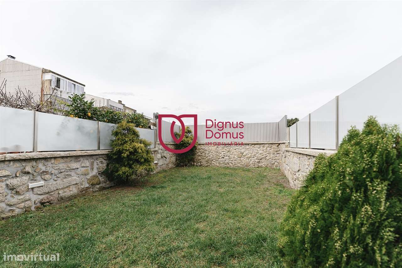 Duplex Renovado com Logradouro e Rendimento Garantido — Porto Centro-17