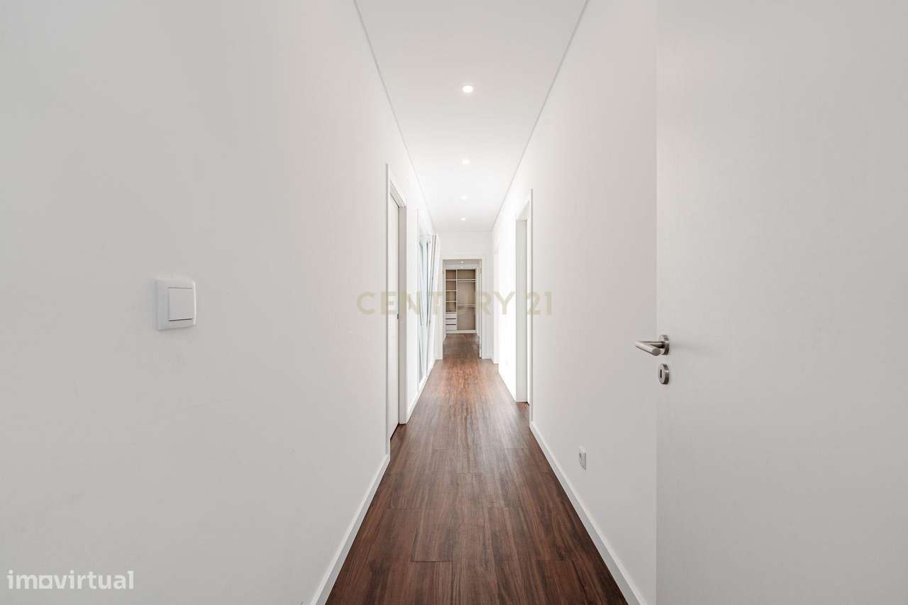 Moradia T4 em Fernão Ferro, Seixal, com Piscina e enorme Jardim-26