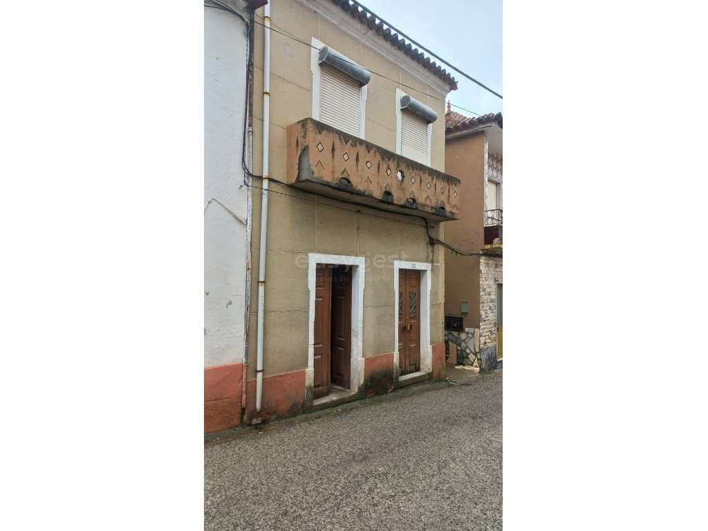 Moradia T2 para remodelar no Centro de Amiais de Baixo.-20