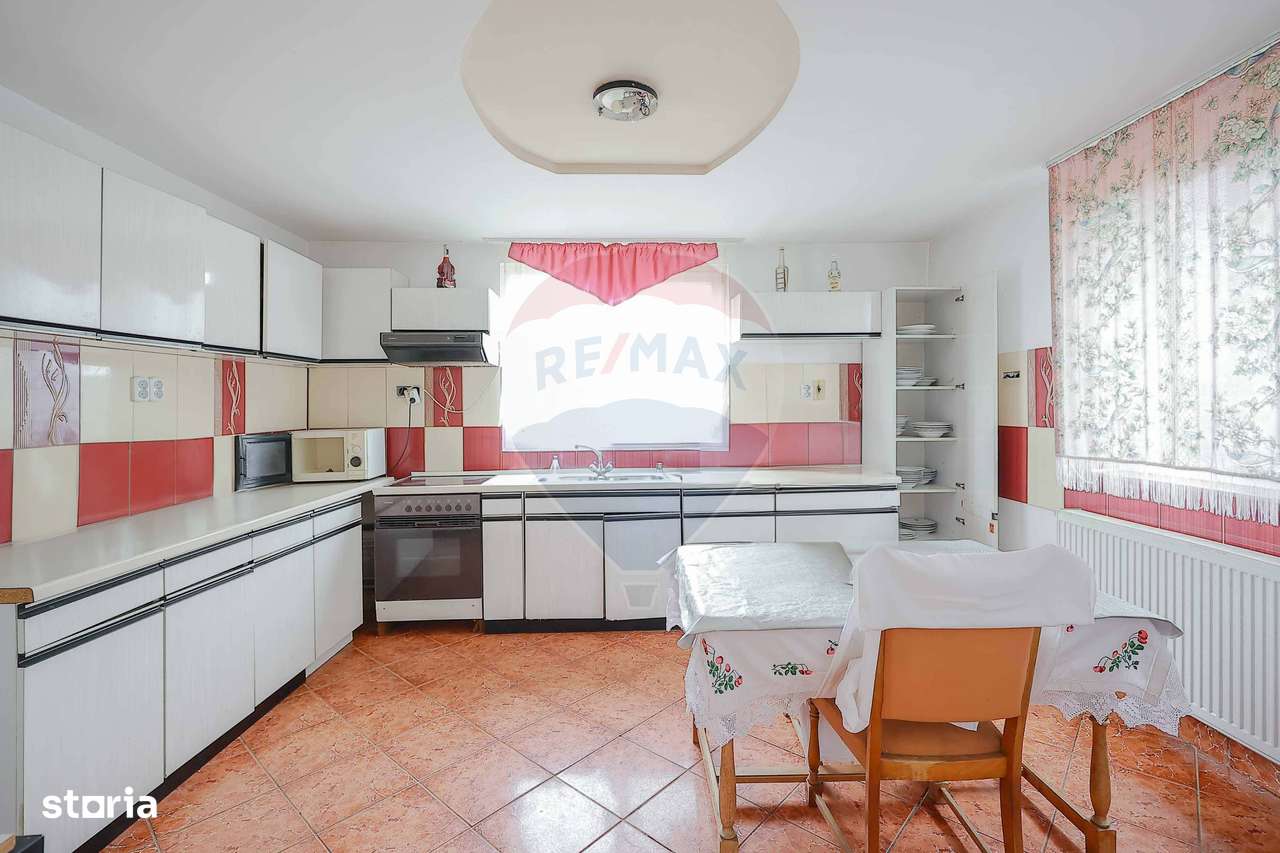 Casă cu etaj, 5 camere, de vânzare, în zonă turistică, Vadu Crișului - Imagine principală: 5/19