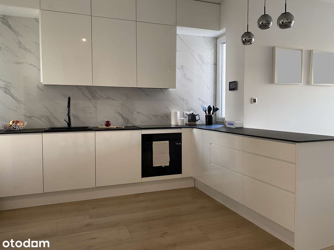 Przestronny dom dla rodziny w Złotnikach, 4 sypialnie, wysoki standard-0