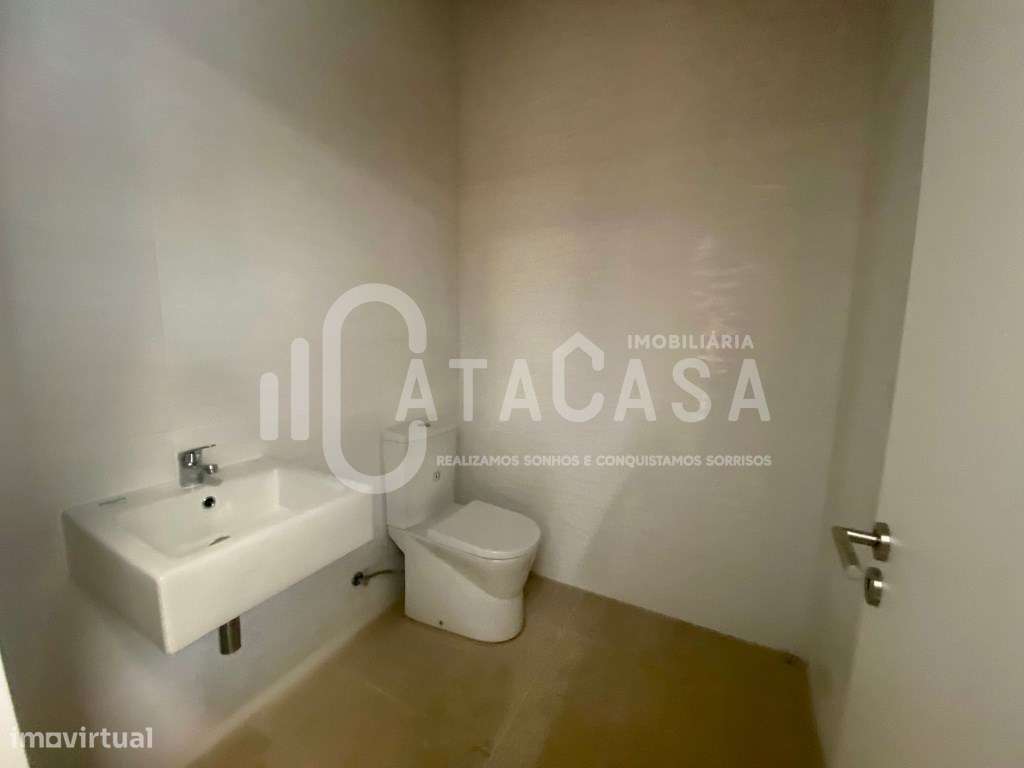 Armazém para arrendamento no centro da Vila de Aguada de Cima - Grande imagem: 5/9