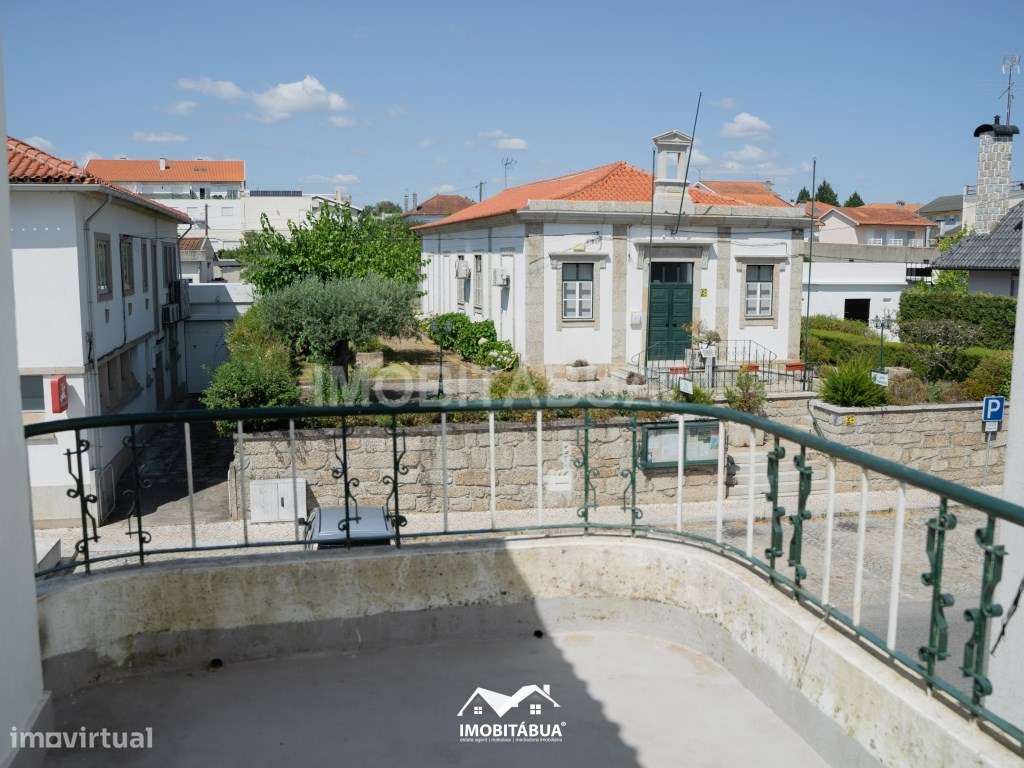 Espaço comercial com habitação T5 no centro da vila-35