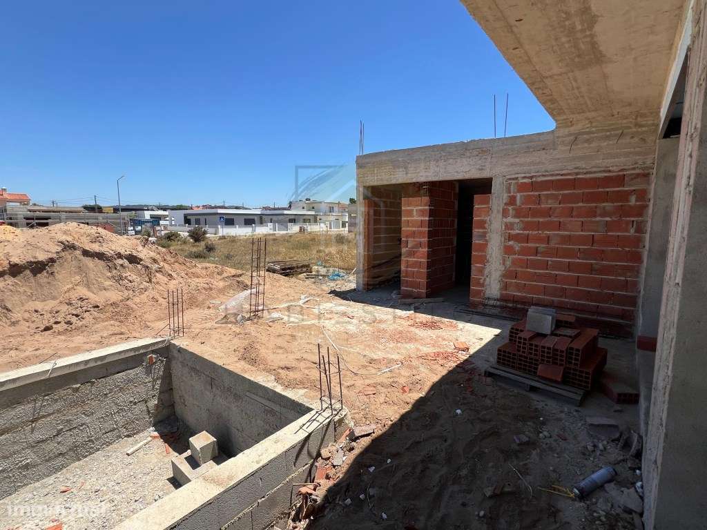 Moradia isolada em construção v3-8