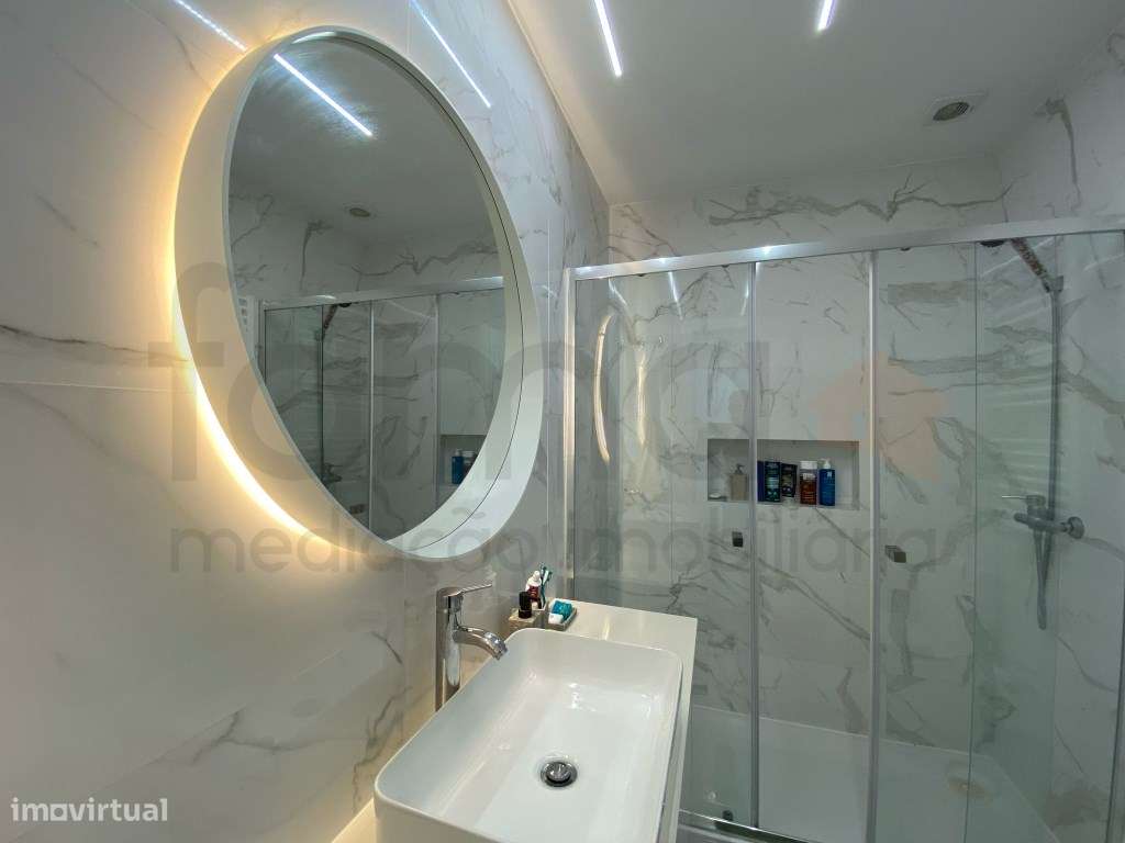 T2 Remodelado Com Terraço Alto da Parede-14