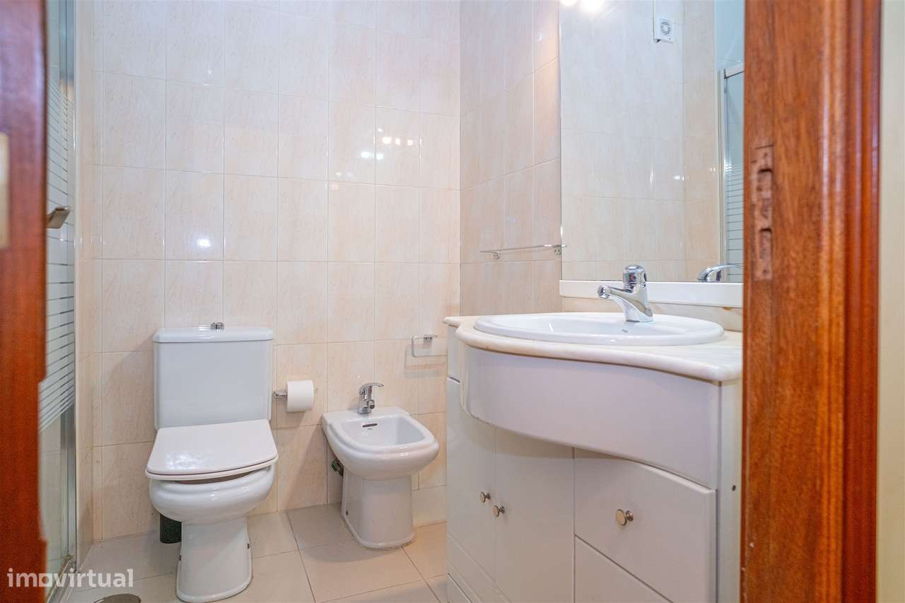 Apartamento T4 em Barcelos – Espaço, Conforto e Excelente Varanda!-11