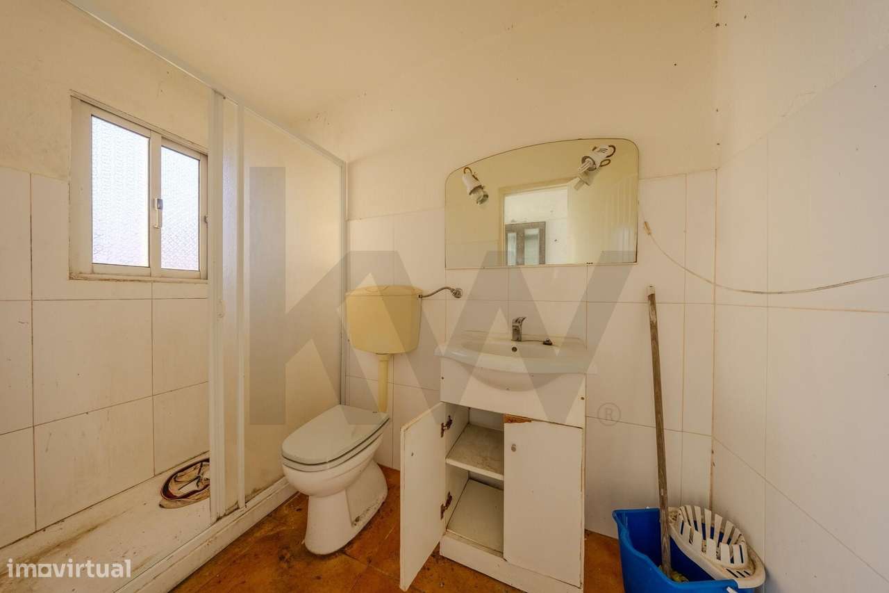 Moradia Bi-Familiar + 2 Anexos Habitáveis na Sobreda Caparica-28