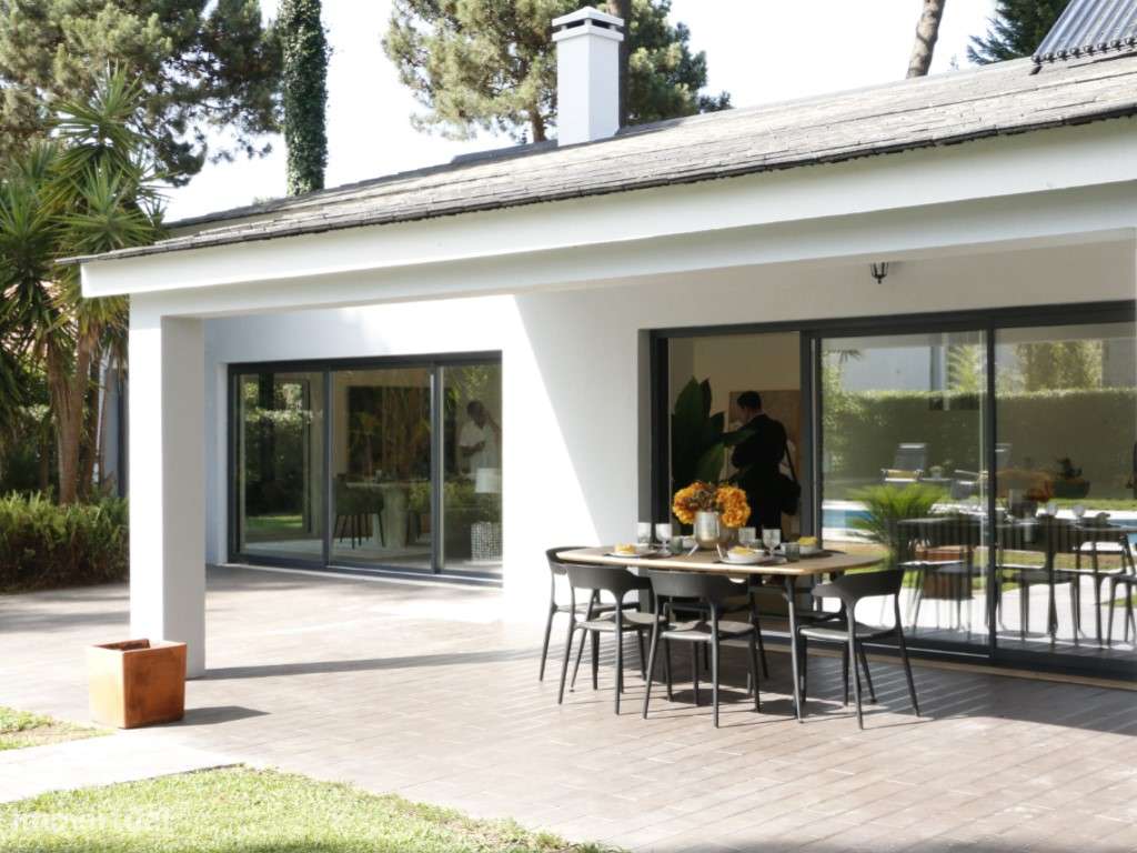 Moradia T4 com Jardim Privado e Piscina na Aroeira-36