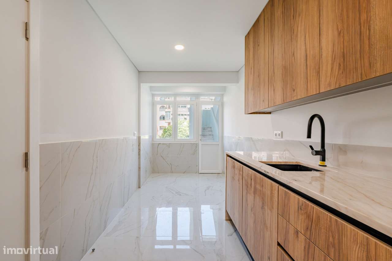 T2+1 Totalmente renovado com piscina | Penha de França |-15