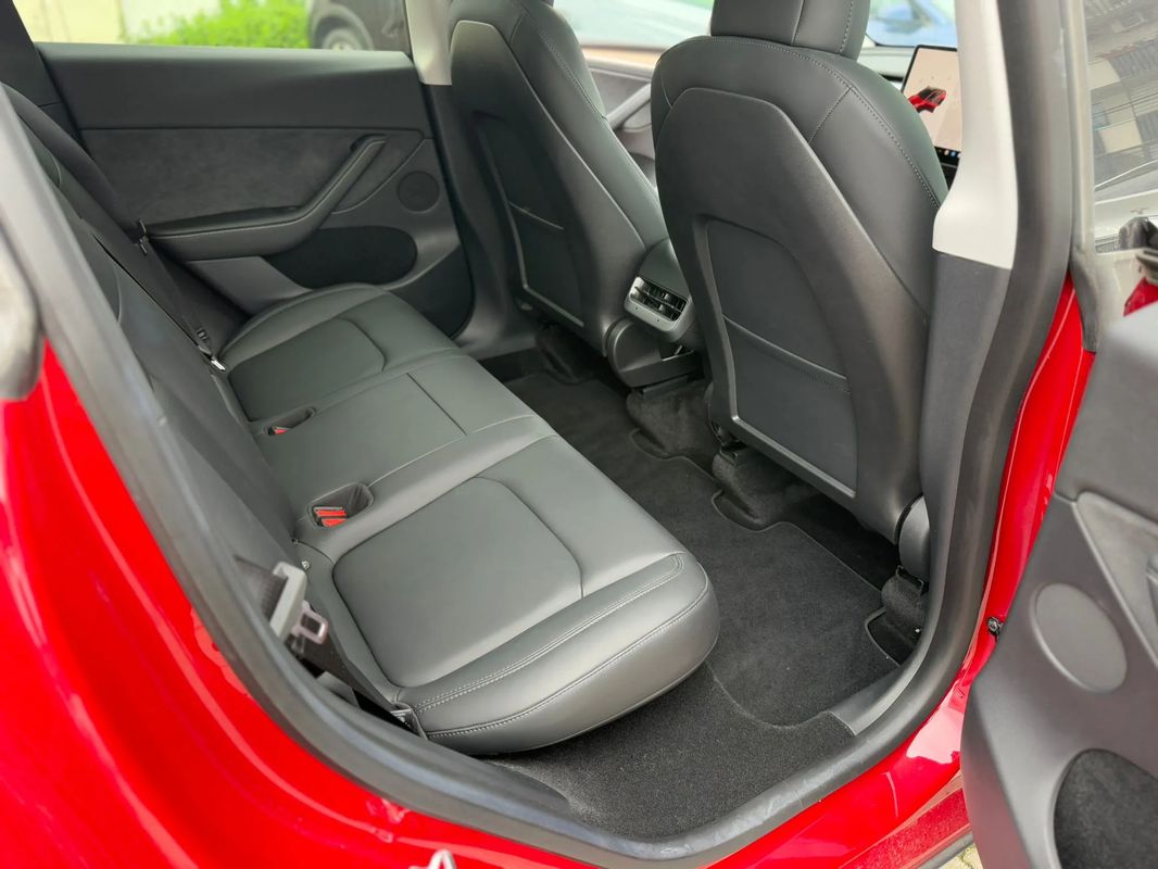 Tesla Model Y Long Range Dual Motor AWD - 26