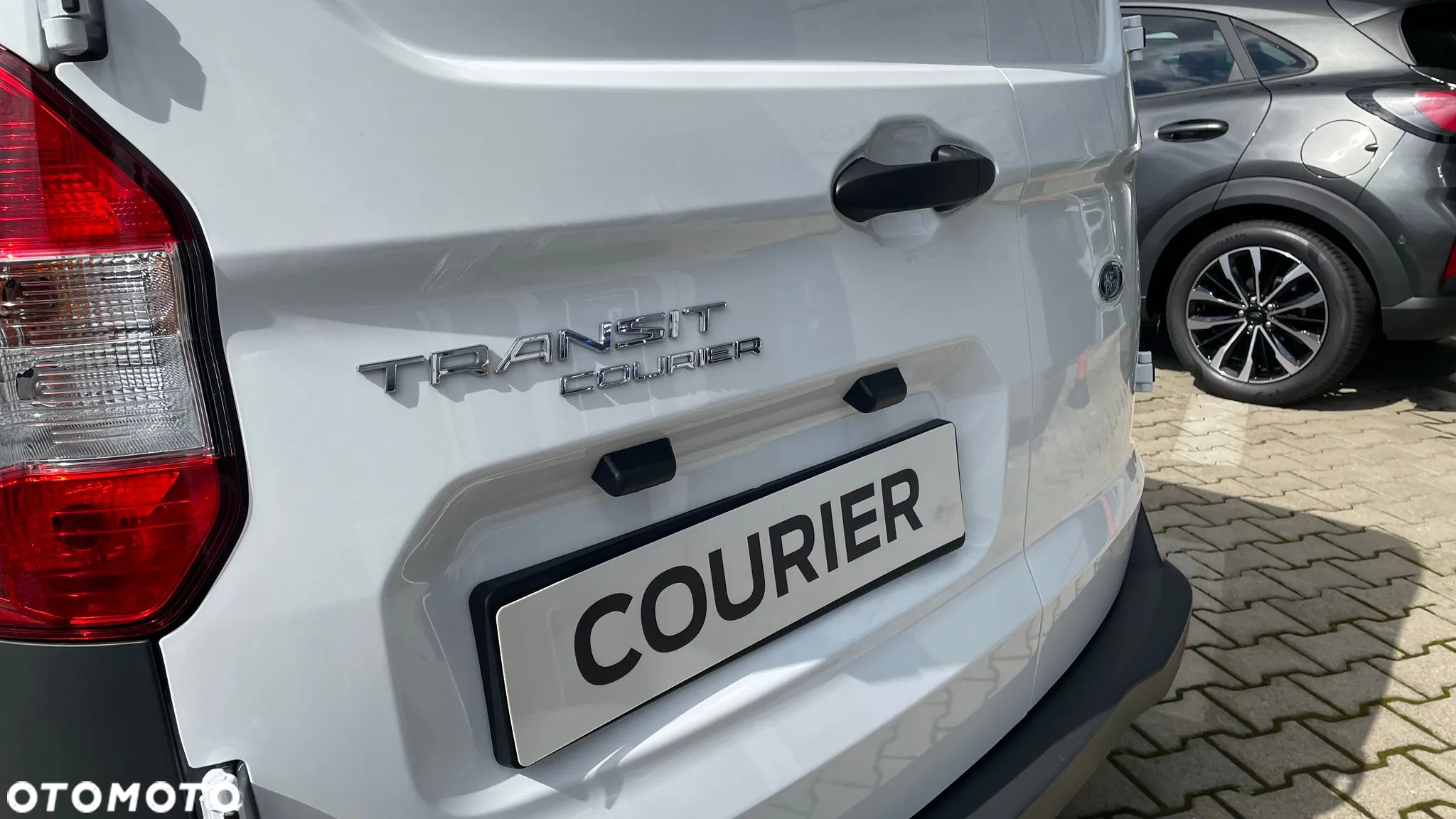 Ford Transit Courier - 21