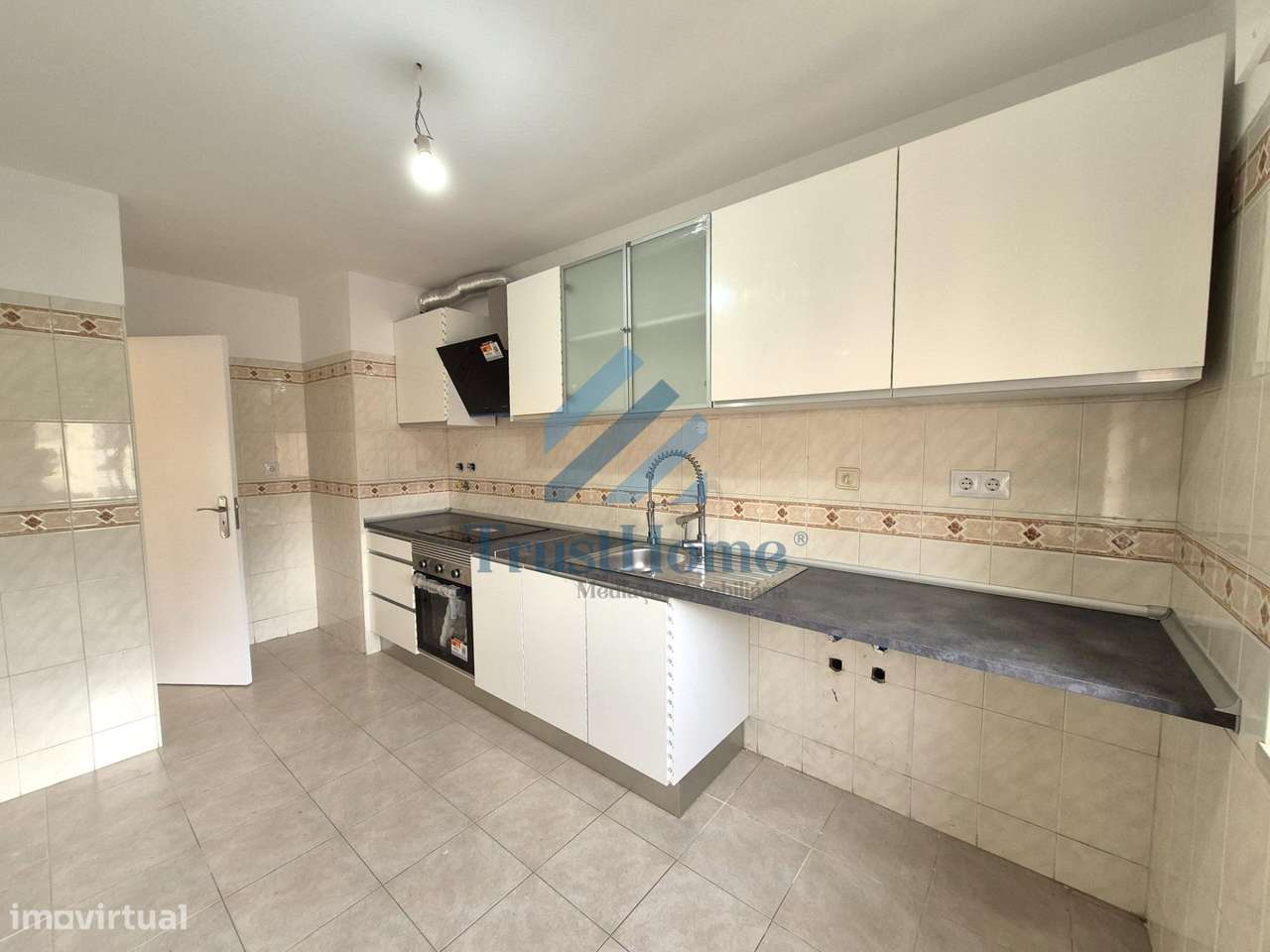 T2 com vista desafogada em  Algueirão Mem Martins Sintra - Grande imagem: 2/24